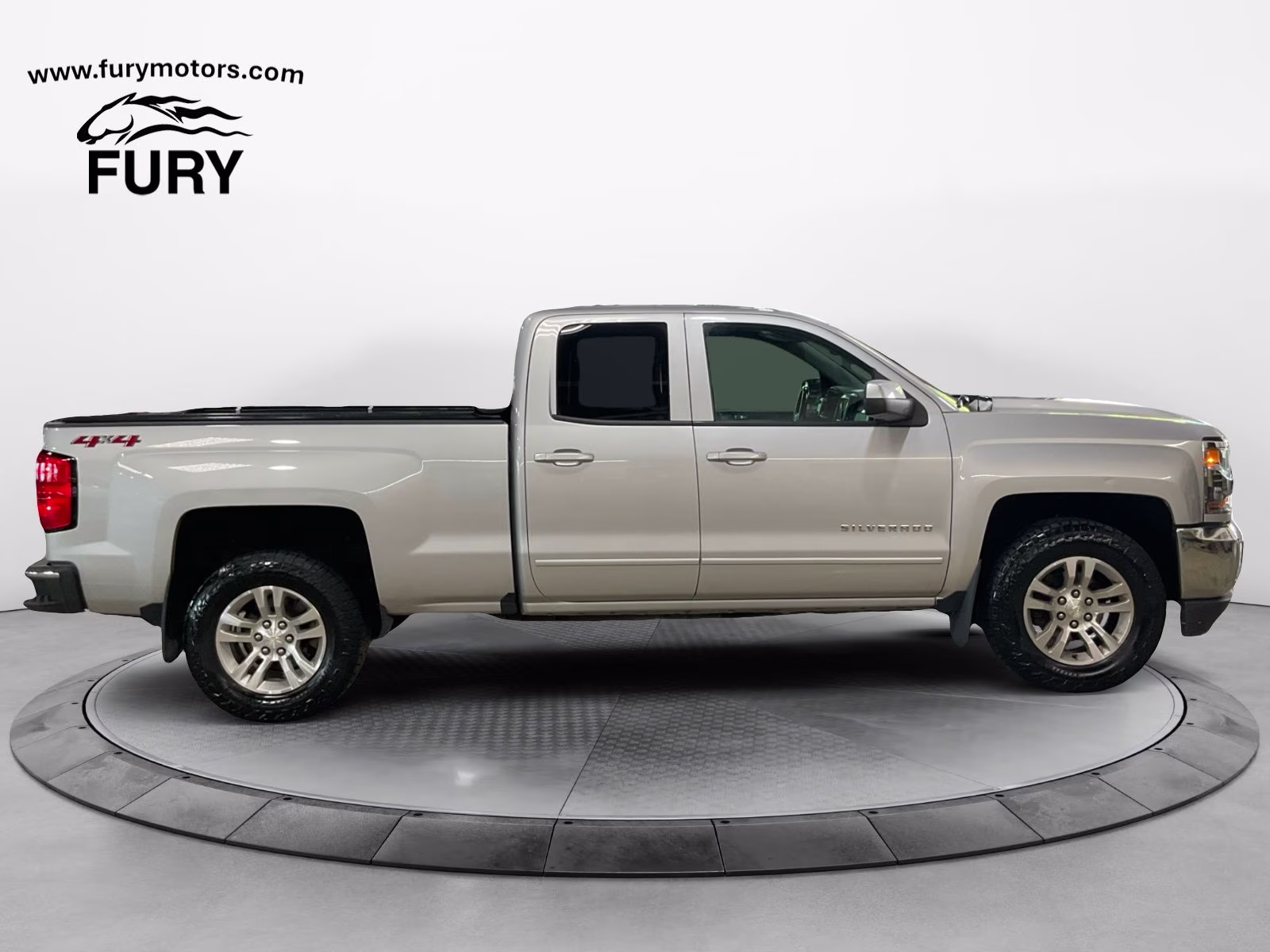 2018 Silver Ice Metallic Chevrolet Silverado 1500 LT 4X4 Truck