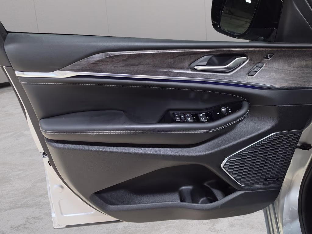 2024 Silver Zynith Jeep Grand Cherokee L Overland 4X4 SUV