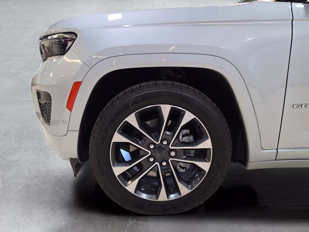 2024 Silver Zynith Jeep Grand Cherokee L Overland 4X4 SUV
