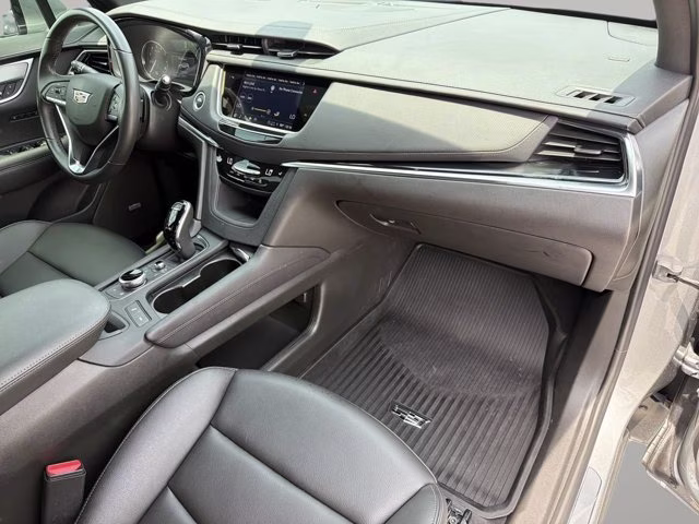 2025 Argent Silver Metallic Cadillac XT6 Luxury FWD SUV