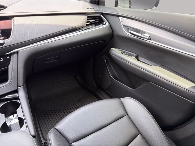 2025 Argent Silver Metallic Cadillac XT6 Luxury FWD SUV