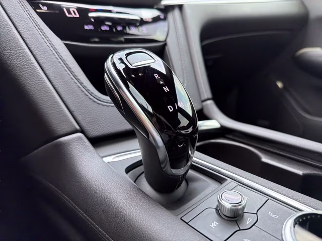2025 Argent Silver Metallic Cadillac XT6 Luxury FWD SUV