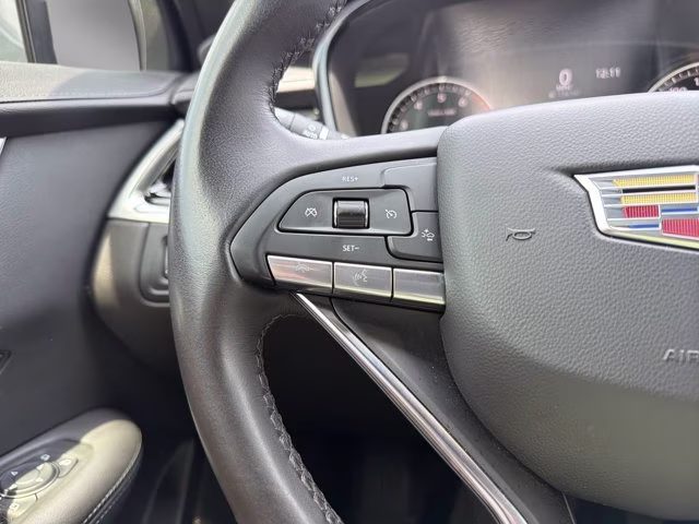 2025 Argent Silver Metallic Cadillac XT6 Luxury FWD SUV