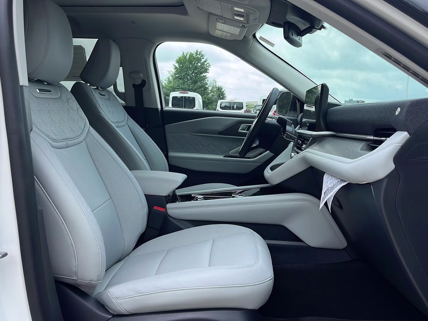 2026 Star White Metallic Tri-Coat Ford Explorer Platinum 4X4 SUV