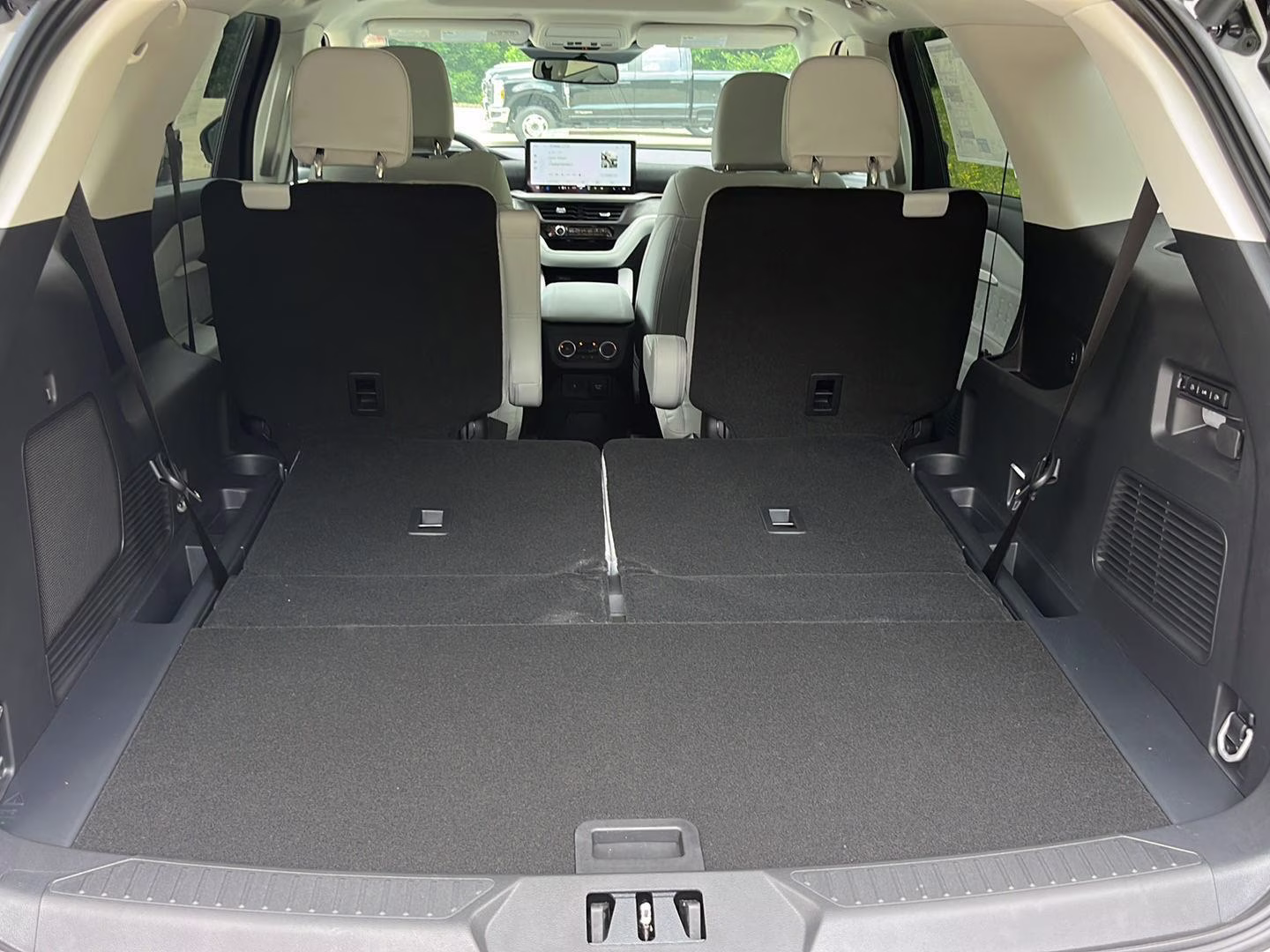 2026 Star White Metallic Tri-Coat Ford Explorer Platinum 4X4 SUV