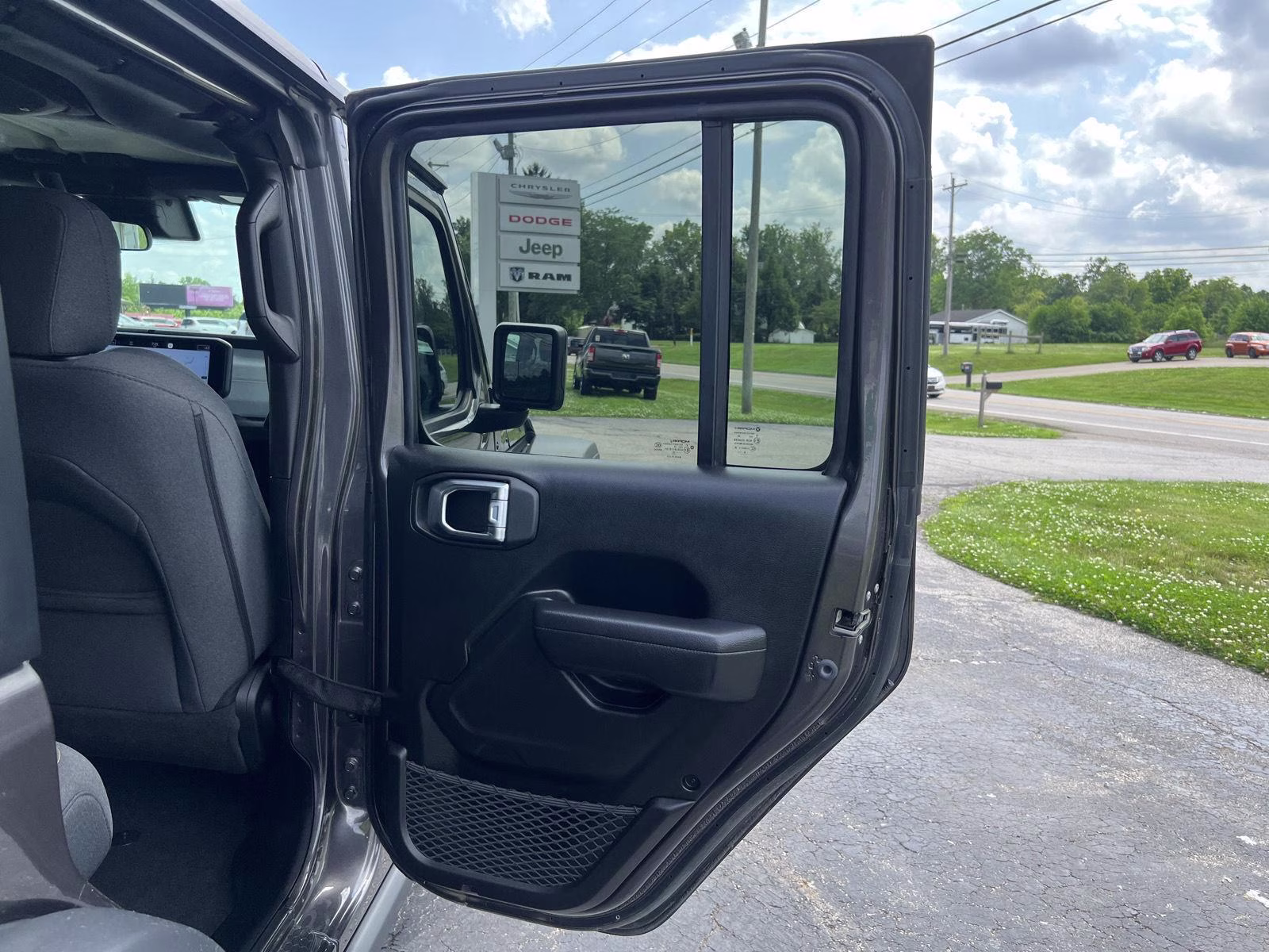 2025 Granite Crystal Metallic Clearcoat Jeep Wrangler Willys 4X4 SUV