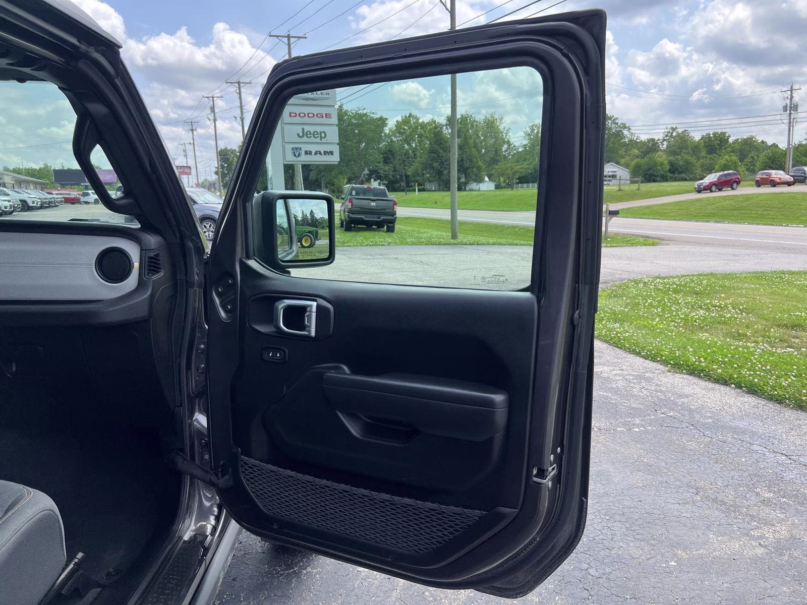 2025 Granite Crystal Metallic Clearcoat Jeep Wrangler Willys 4X4 SUV