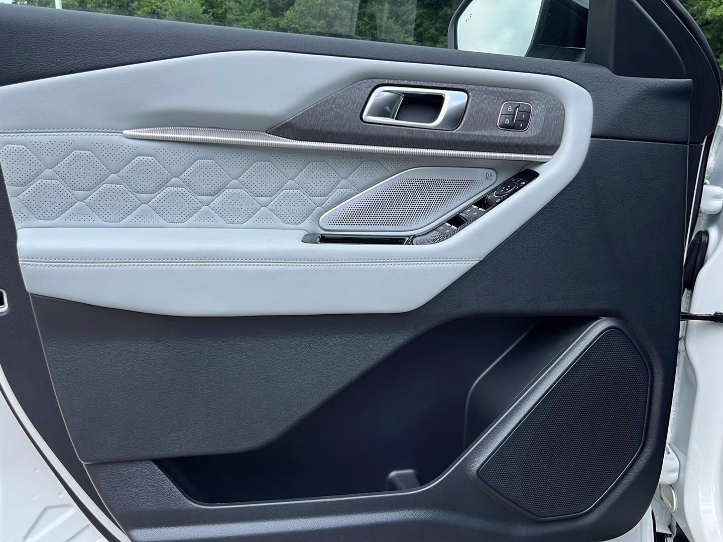 2026 Star White Metallic Tri-Coat Ford Explorer Platinum 4X4 SUV