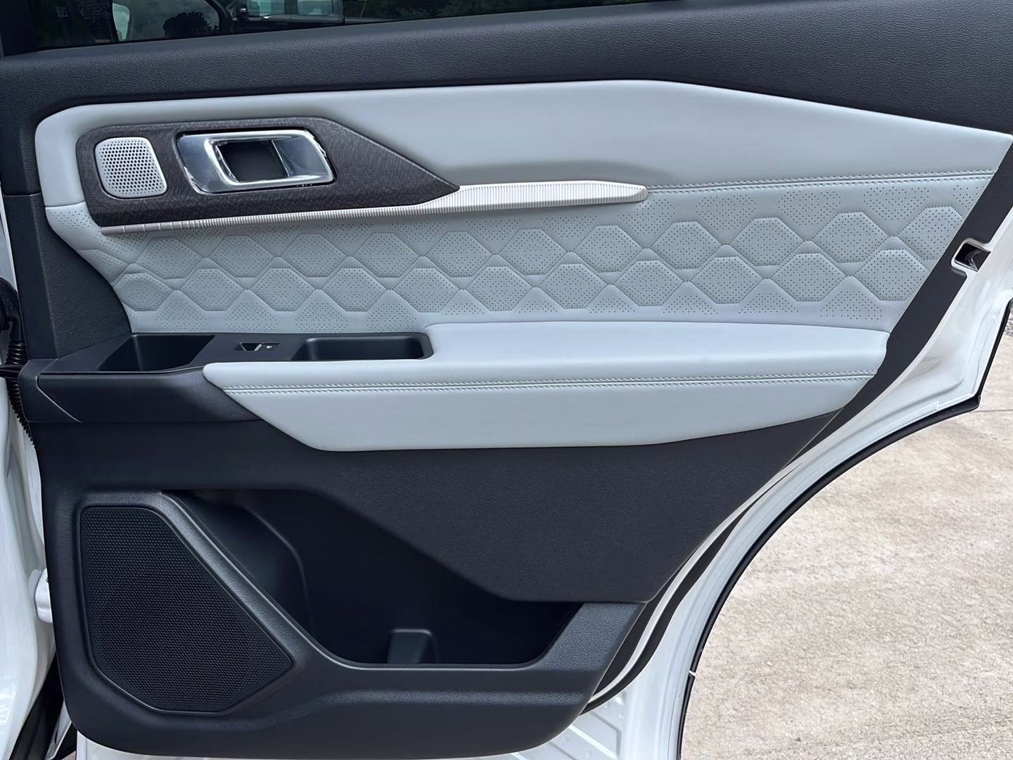 2026 Star White Metallic Tri-Coat Ford Explorer Platinum 4X4 SUV