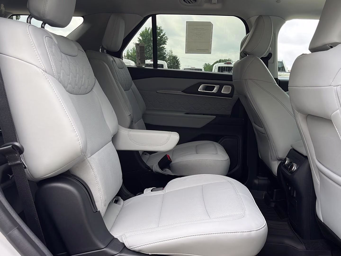 2026 Star White Metallic Tri-Coat Ford Explorer Platinum 4X4 SUV
