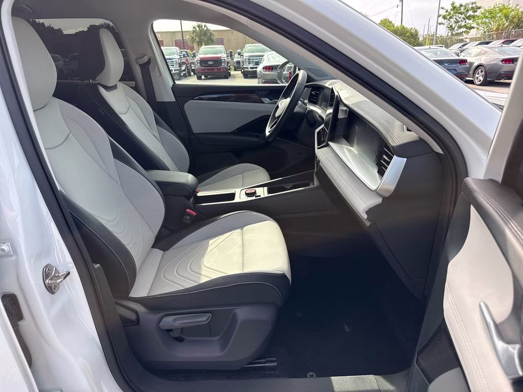 2025 Pure White Volkswagen Tiguan 2.0T SE FWD SUV