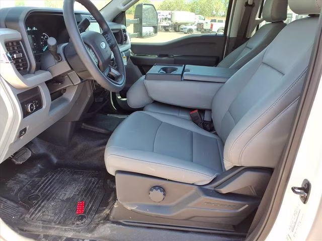 2026 Oxford White Ford Super Duty F-550 DRW XL RWD Chassis