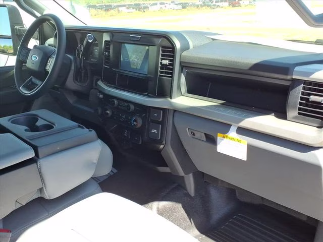 2026 Oxford White Ford Super Duty F-350 DRW XL RWD Chassis