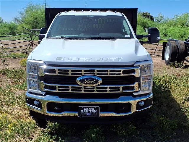 2026 Oxford White Ford Super Duty F-350 DRW XL RWD Chassis