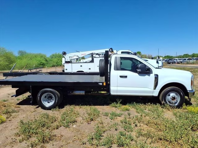 2026 Oxford White Ford Super Duty F-350 DRW XL RWD Chassis