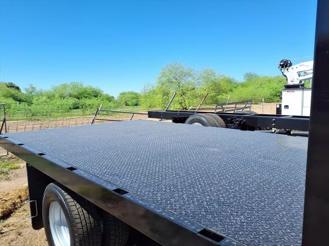 2026 Oxford White Ford Super Duty F-350 DRW XL RWD Chassis