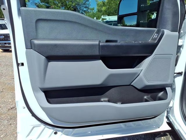 2025 Oxford White Ford Super Duty F-350 DRW XL 4X4 Chassis