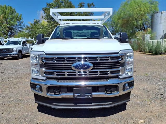 2025 Oxford White Ford Super Duty F-350 DRW XL 4X4 Chassis