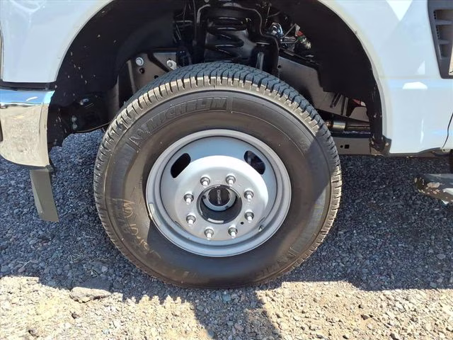 2025 Oxford White Ford Super Duty F-350 DRW XL 4X4 Chassis