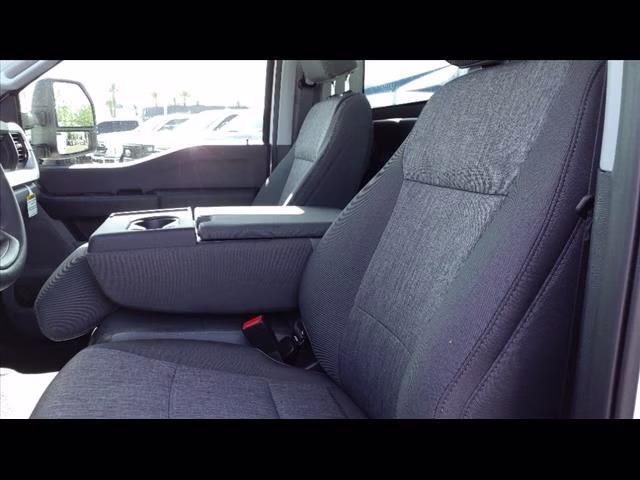 2024 Oxford White Ford Super Duty F-550 DRW XL RWD Chassis