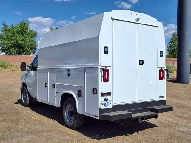 2026 Oxford White Ford E-350SD Base RWD Truck