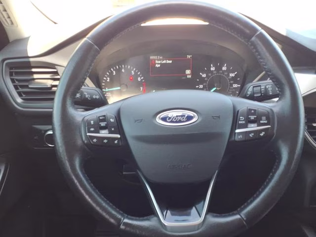 2021 Silver Metallic Ford Escape SE FWD SUV
