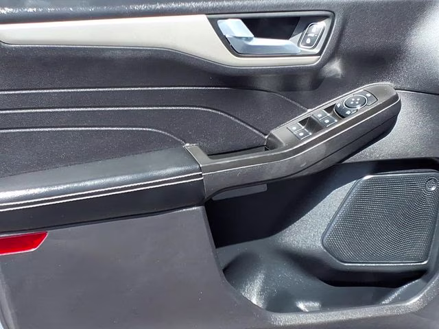 2021 Silver Metallic Ford Escape SE FWD SUV