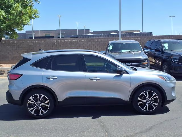2021 Silver Metallic Ford Escape SE FWD SUV