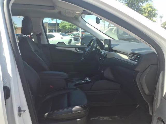 2022 White Metallic Ford Escape SEL FWD SUV