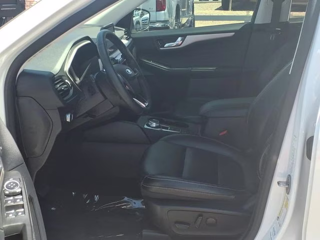 2022 White Metallic Ford Escape SEL FWD SUV