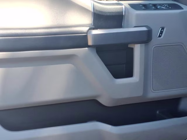 2018 Oxford White Ford Super Duty F-250 SRW XLT 4X4 Truck