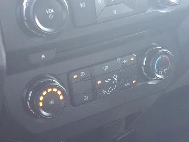 2018 Oxford White Ford Super Duty F-250 SRW XLT 4X4 Truck
