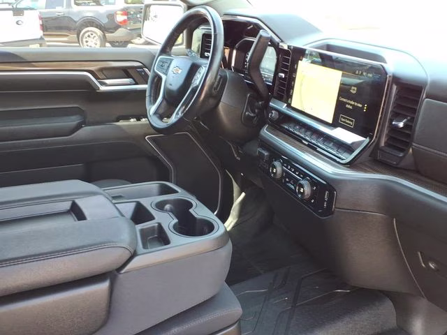 2022 Silver Ice Metallic Chevrolet Silverado 1500 LT 4X4 Truck
