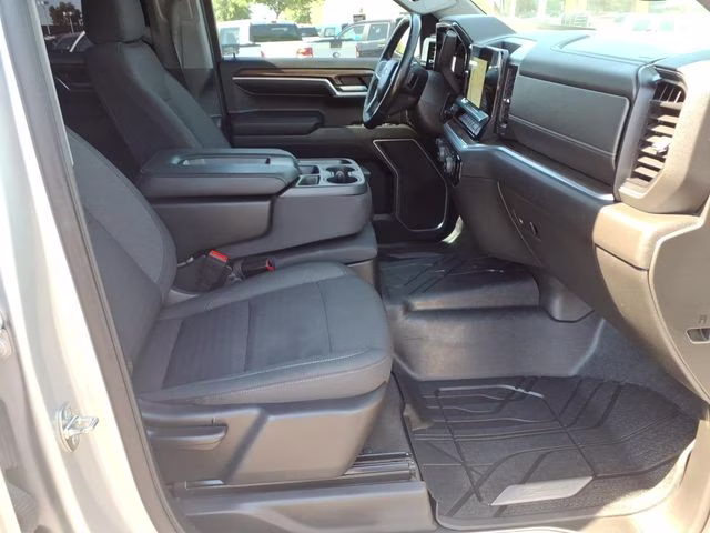 2022 Silver Ice Metallic Chevrolet Silverado 1500 LT 4X4 Truck