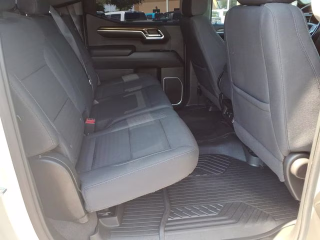2022 Silver Ice Metallic Chevrolet Silverado 1500 LT 4X4 Truck