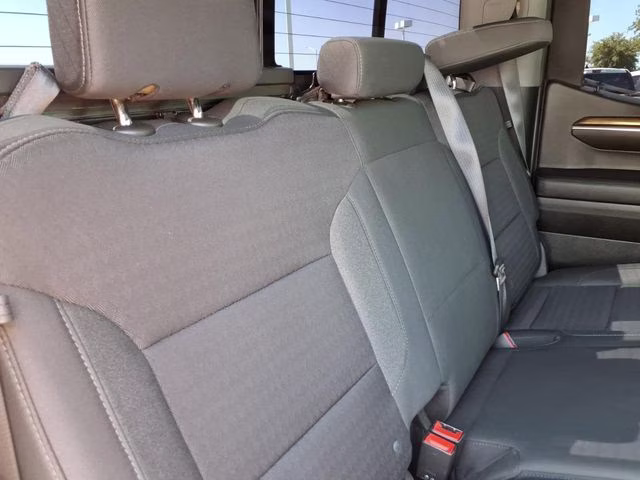 2022 Silver Ice Metallic Chevrolet Silverado 1500 LT 4X4 Truck