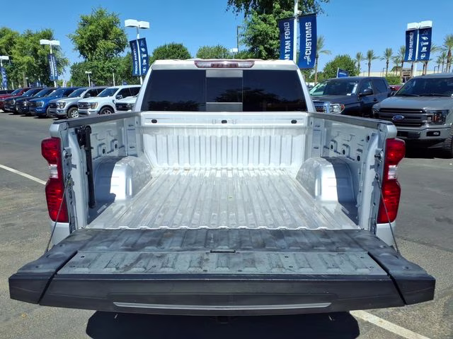 2022 Silver Ice Metallic Chevrolet Silverado 1500 LT 4X4 Truck