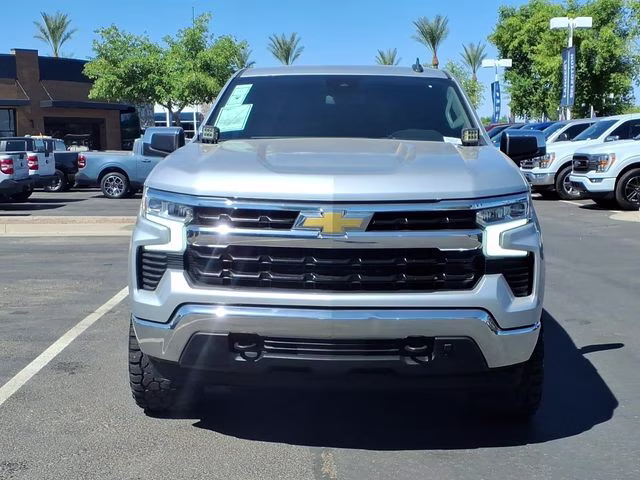 2022 Silver Ice Metallic Chevrolet Silverado 1500 LT 4X4 Truck