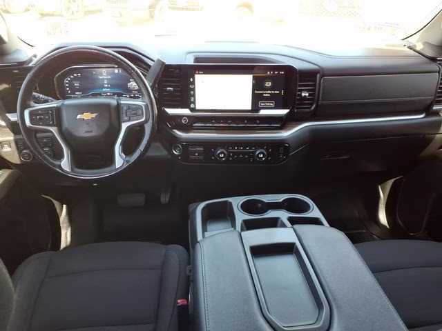 2022 Silver Ice Metallic Chevrolet Silverado 1500 LT 4X4 Truck