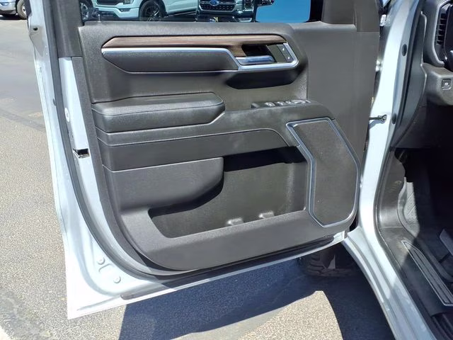 2022 Silver Ice Metallic Chevrolet Silverado 1500 LT 4X4 Truck