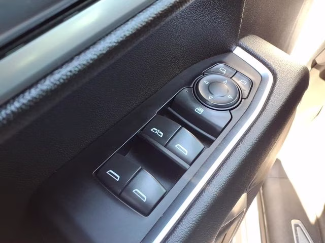 2022 Silver Ice Metallic Chevrolet Silverado 1500 LT 4X4 Truck