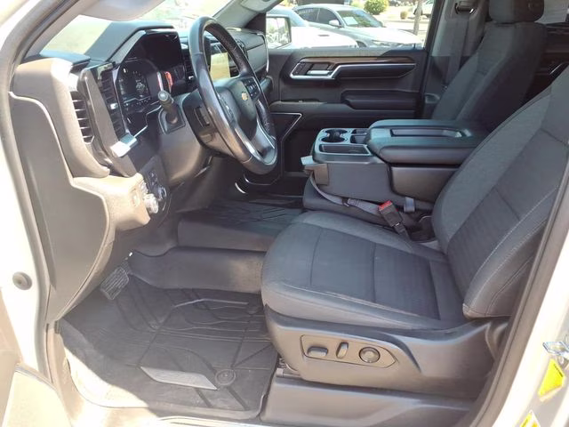 2022 Silver Ice Metallic Chevrolet Silverado 1500 LT 4X4 Truck