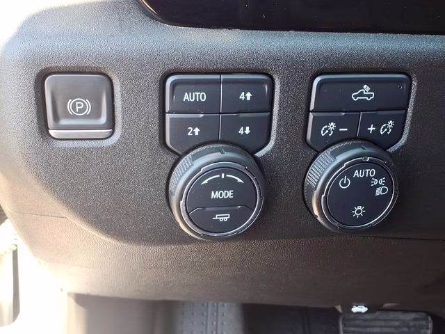 2022 Silver Ice Metallic Chevrolet Silverado 1500 LT 4X4 Truck