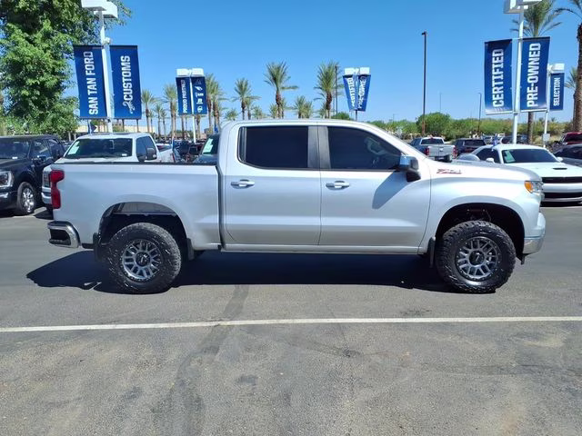 2022 Silver Ice Metallic Chevrolet Silverado 1500 LT 4X4 Truck