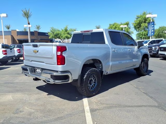 2022 Silver Ice Metallic Chevrolet Silverado 1500 LT 4X4 Truck
