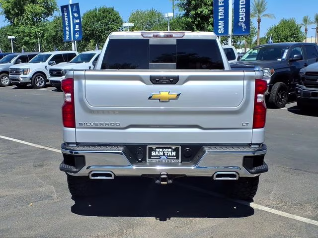 2022 Silver Ice Metallic Chevrolet Silverado 1500 LT 4X4 Truck