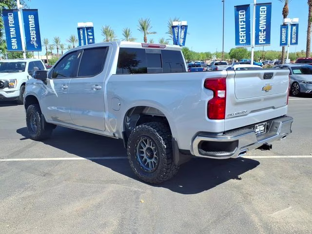 2022 Silver Ice Metallic Chevrolet Silverado 1500 LT 4X4 Truck