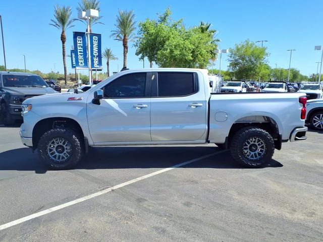 2022 Silver Ice Metallic Chevrolet Silverado 1500 LT 4X4 Truck