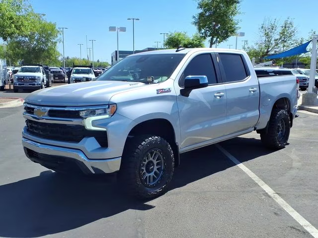 2022 Silver Ice Metallic Chevrolet Silverado 1500 LT 4X4 Truck