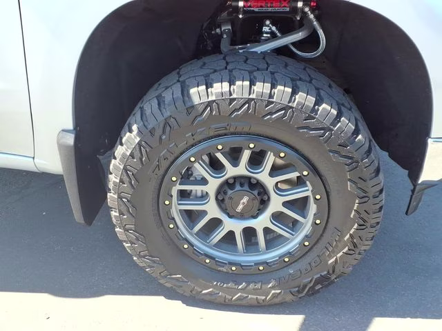 2022 Silver Ice Metallic Chevrolet Silverado 1500 LT 4X4 Truck